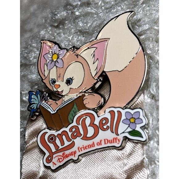 Duffy and Friends LinaBell Reading Book Pin Hong Kong Disneyland Badge 2022 HKDL - Picture 4 of 11